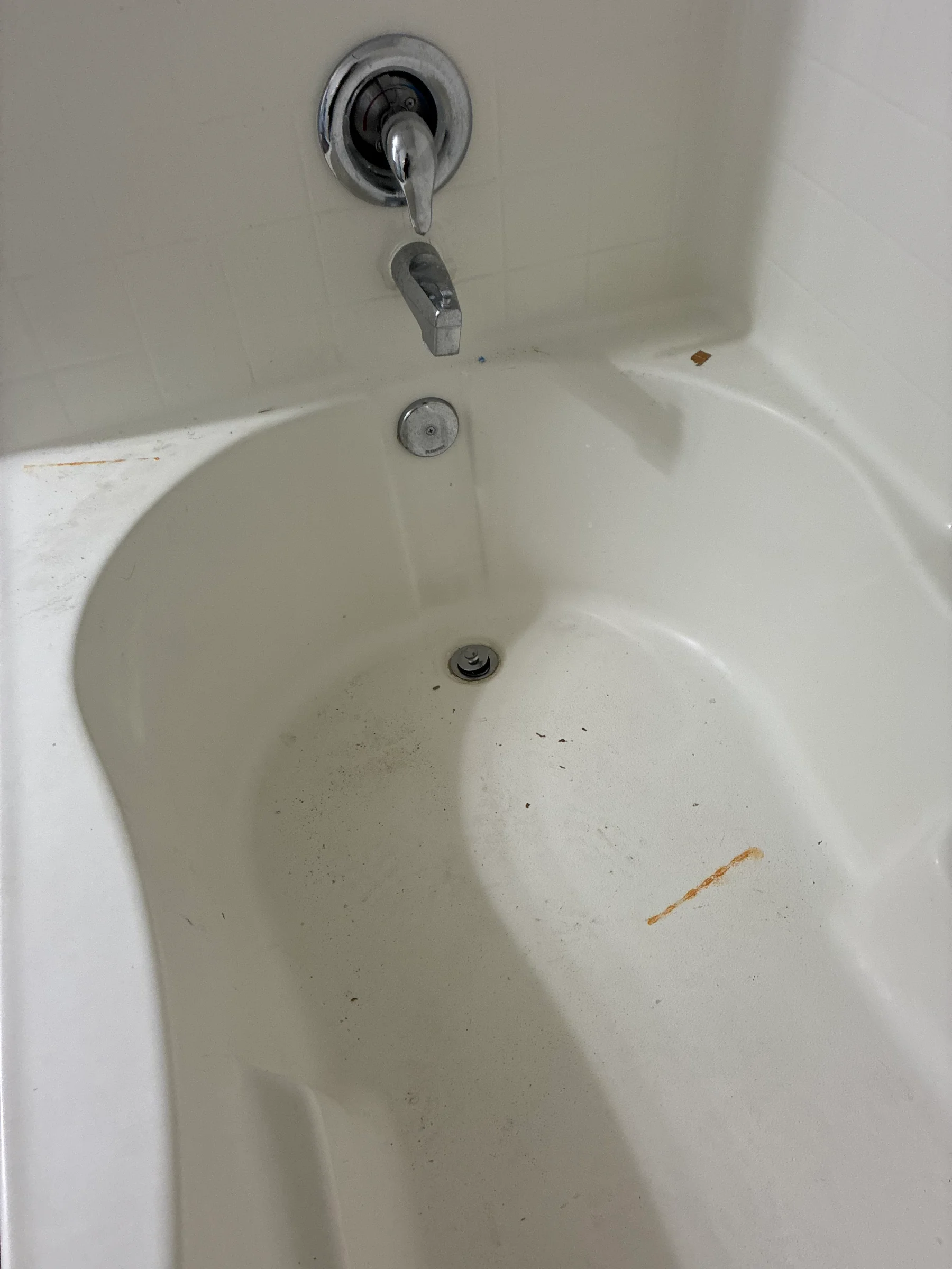 Same bathtub after cleaning, spotless and shining