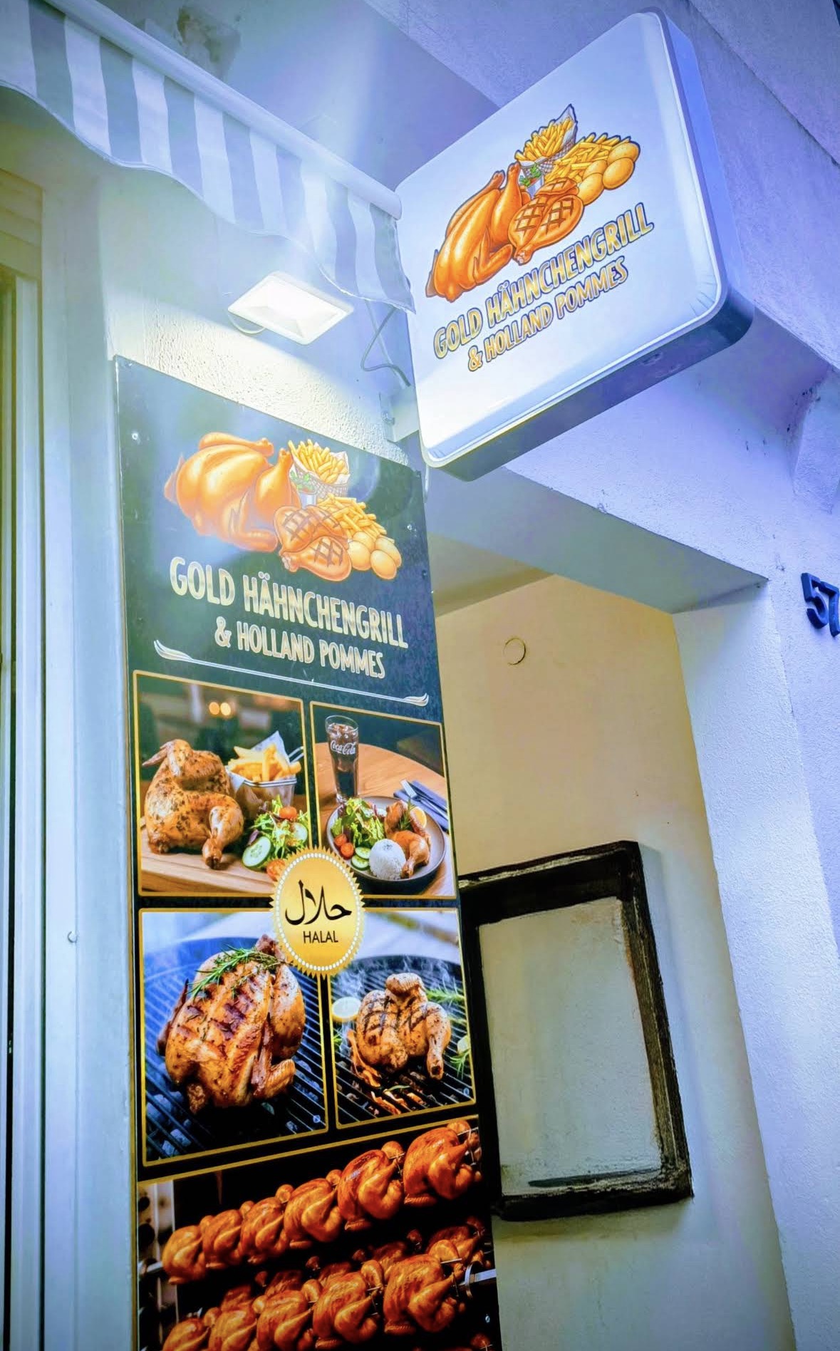 Beleuchtetes Schild Gold Hähnchengrill und Holland Pommes am Eingang, Hausnummer 57