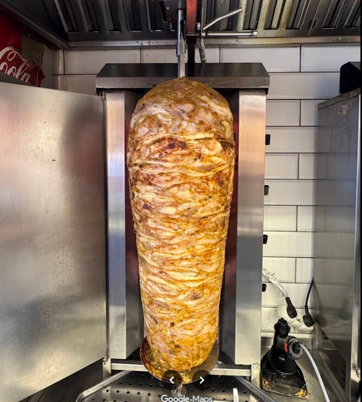Maso na kebab se otáčí na vertikálním grilu